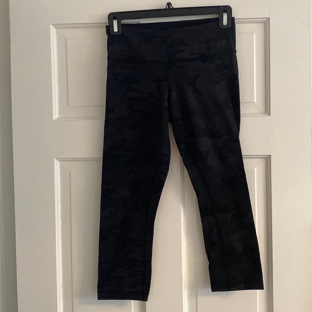 Lululemon black camo capri leggings